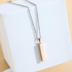 Simple bar necklace